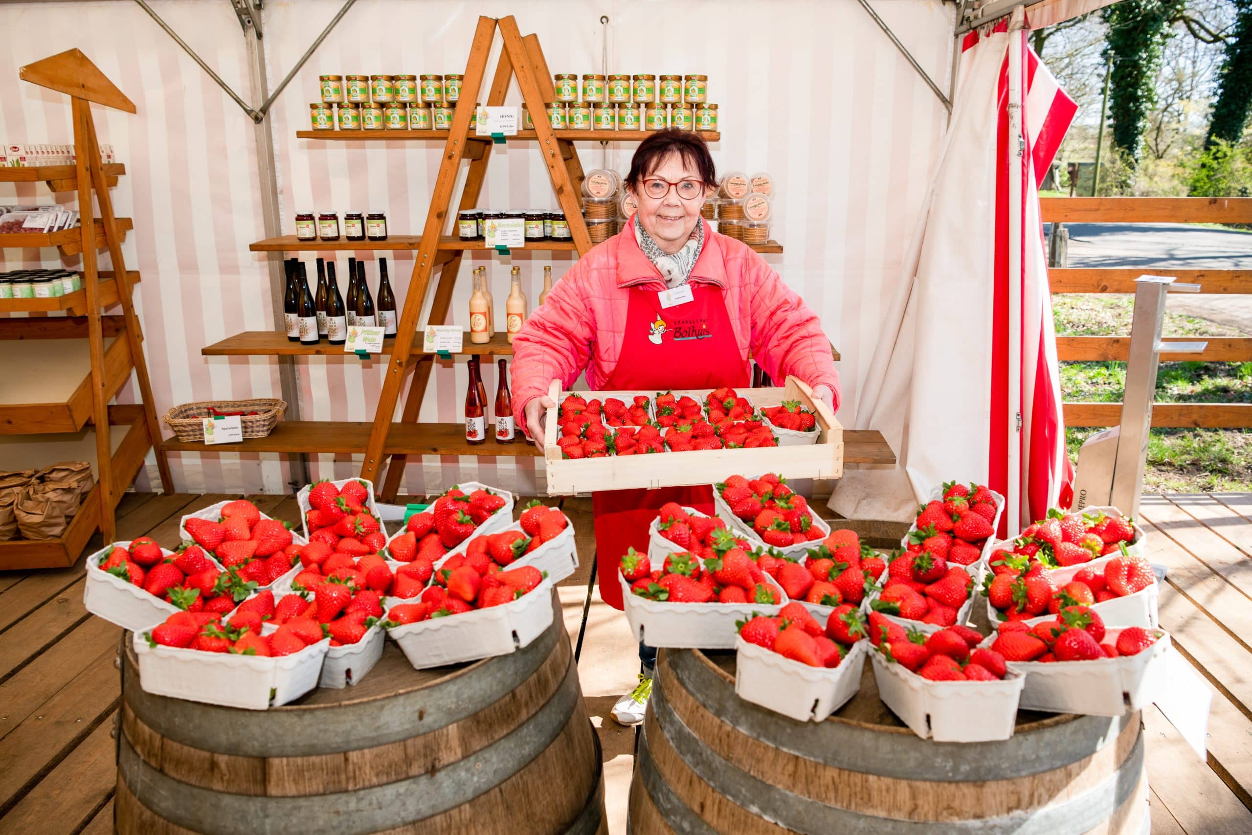 Verkäuferin mit frischen Erdbeeren vom Spargelhof Bolhuis in Tangstedt